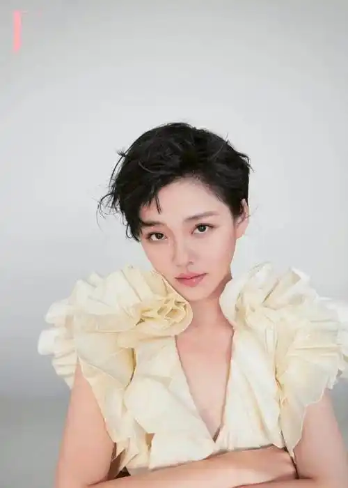 原创43岁大s剪超短发拍大片,表情搞怪俏皮活力,新风格比杉菜还少女