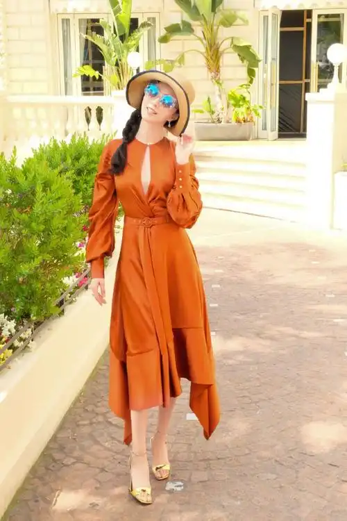 范冰冰度假造型好有气质橙色连衣裙配草帽麻花辫减龄又洋气