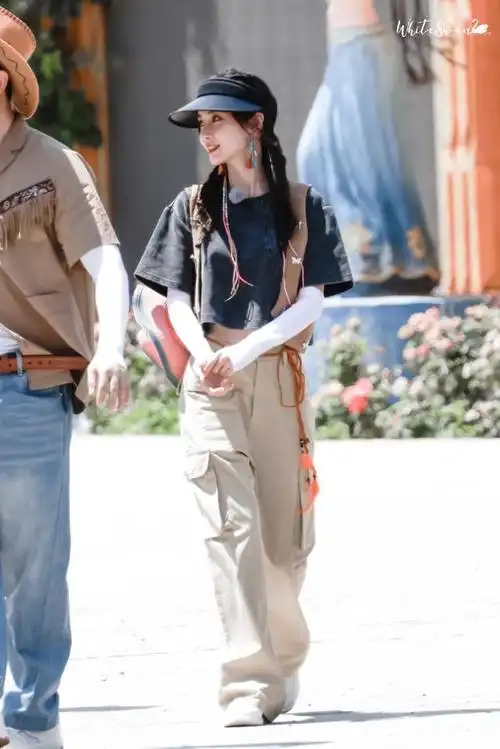 杨颖在西部录制奔跑节目时,一身西部风情造型,尽显她清纯美丽的颜值.