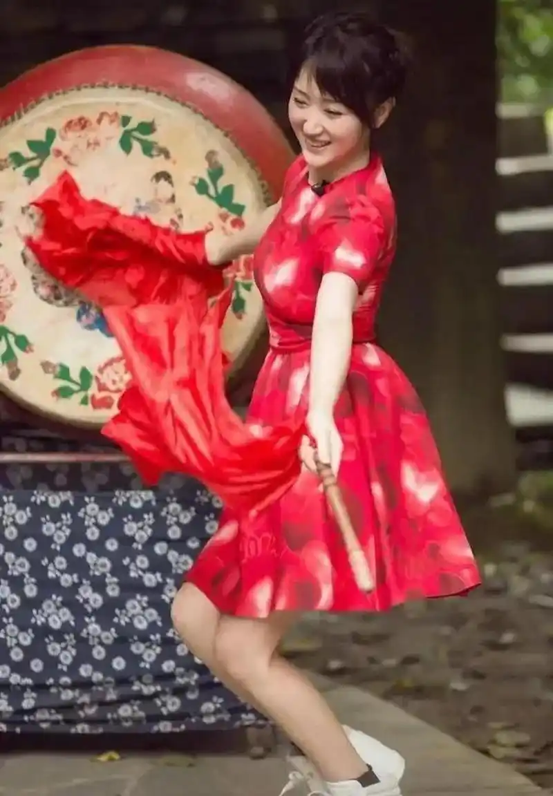杨钰莹18岁真的不能再多了,红色印花泡泡裙甜美淑女,丸子头减龄俏皮