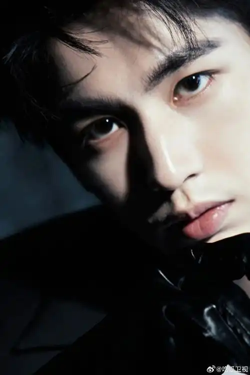 这个凌厉的眼神也太帅了吧!