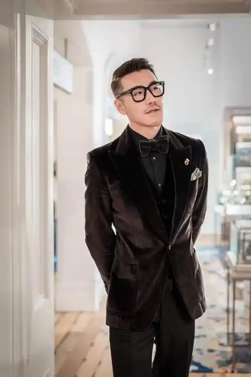 胡兵现身dfs被偶遇,原相机下颜值依然抗打