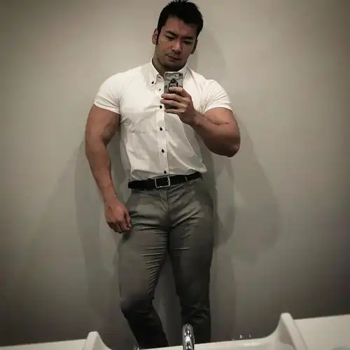 181cm日本肌肉壮男酷爱蹲腿大腿围度71公分想不粗都难