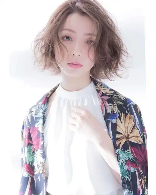 烫短发冷烫好还是热烫好?爱烫发的女生了解一下,免得被误导