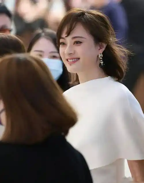 原创孙俪活动生图续了长发气质大变网友辣评终于告别微商发型