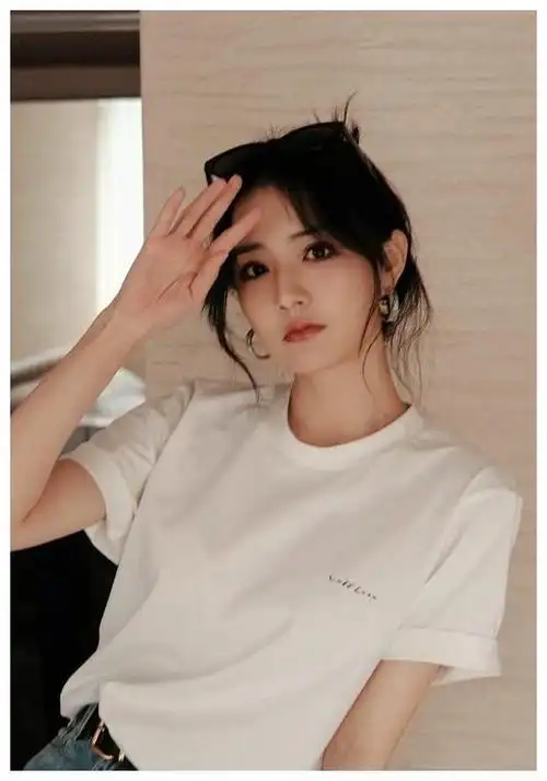 徐璐新恋情曝光与年轻鲜肉逛街颜值不输张铭恩引发热议