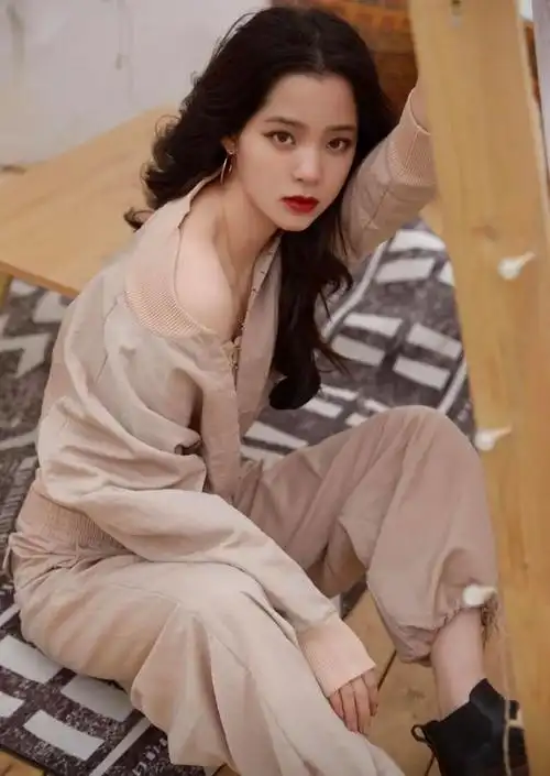 性感尤物欧阳娜娜黑色写真曝光事业线抢镜眼神性感撩人