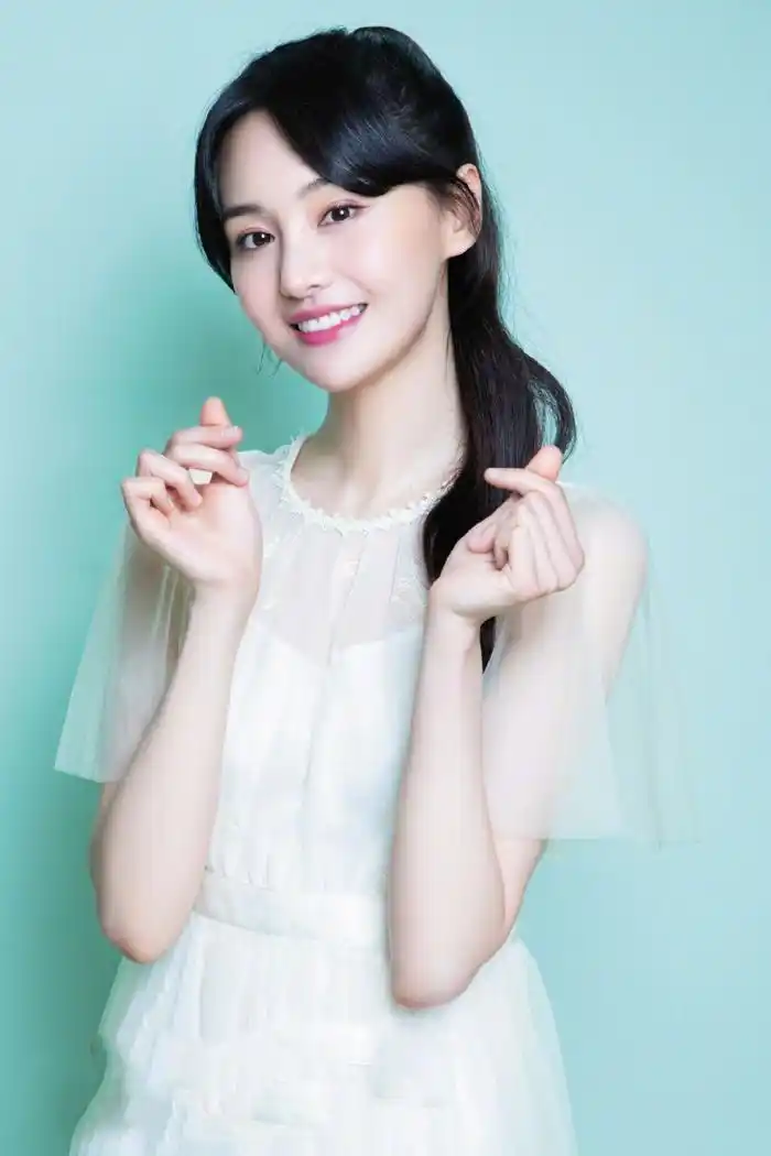 郑爽再登时尚封面,长发飘飘仙气十足,重回楚雨荨时代