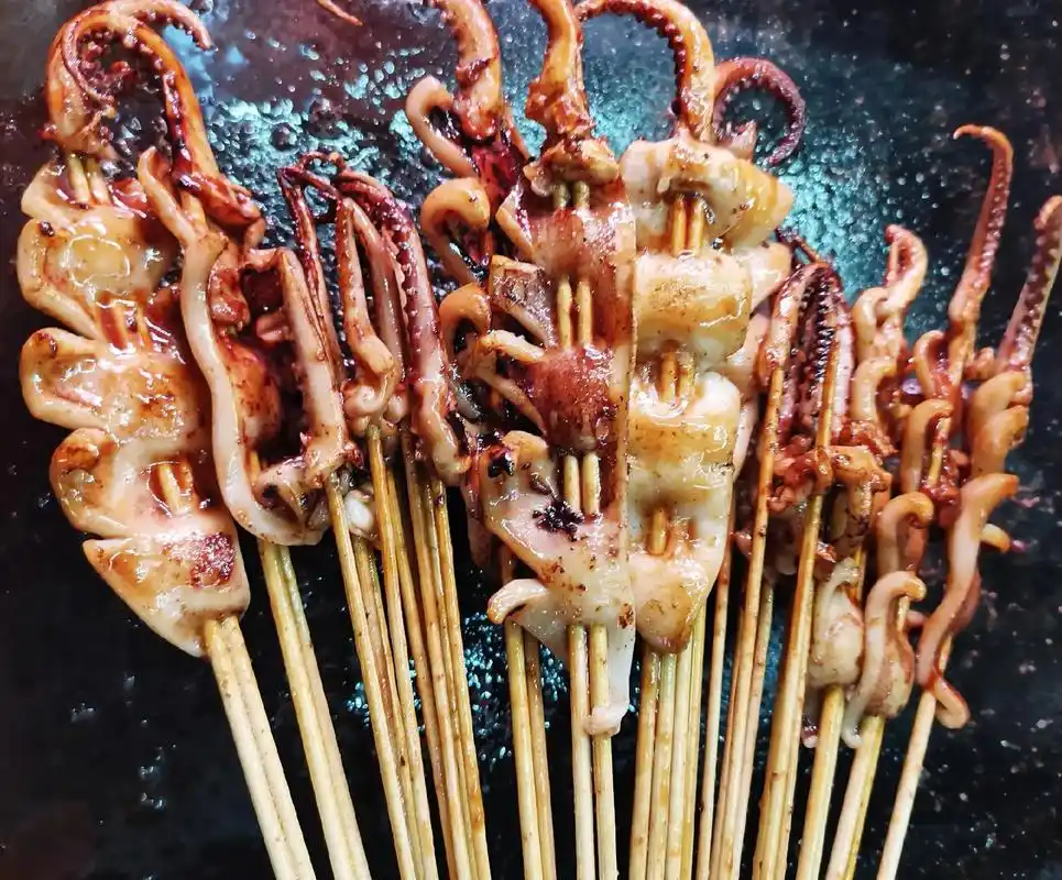 有没有爱吃夜市摊烤鱿鱼的家人们 - 抖音