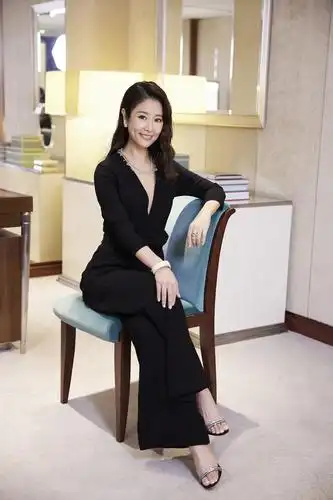 出席珠宝系列媒体发表会的@林心如 一袭白色拖地长裙优雅亮相