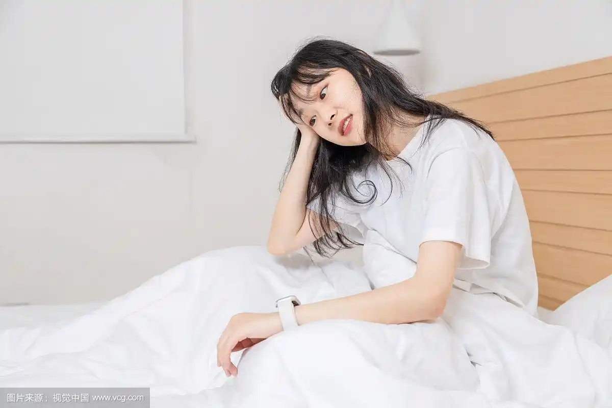 刚刚睡醒的清纯女孩