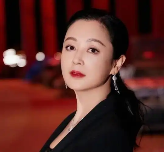 陈红正是那些在岁月轮转中被格外优待的美人之一.