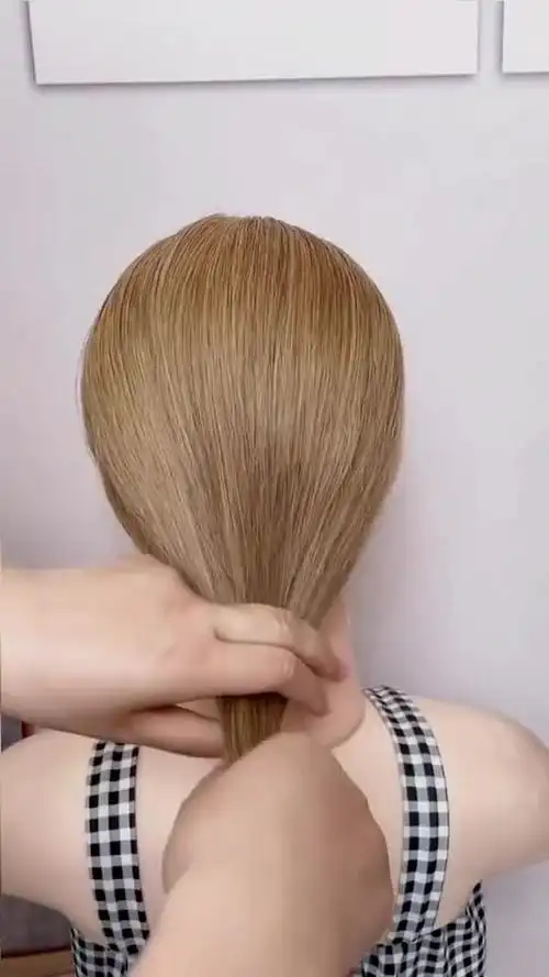 不用梳子皮筋,用手挽几下扎出网红发型