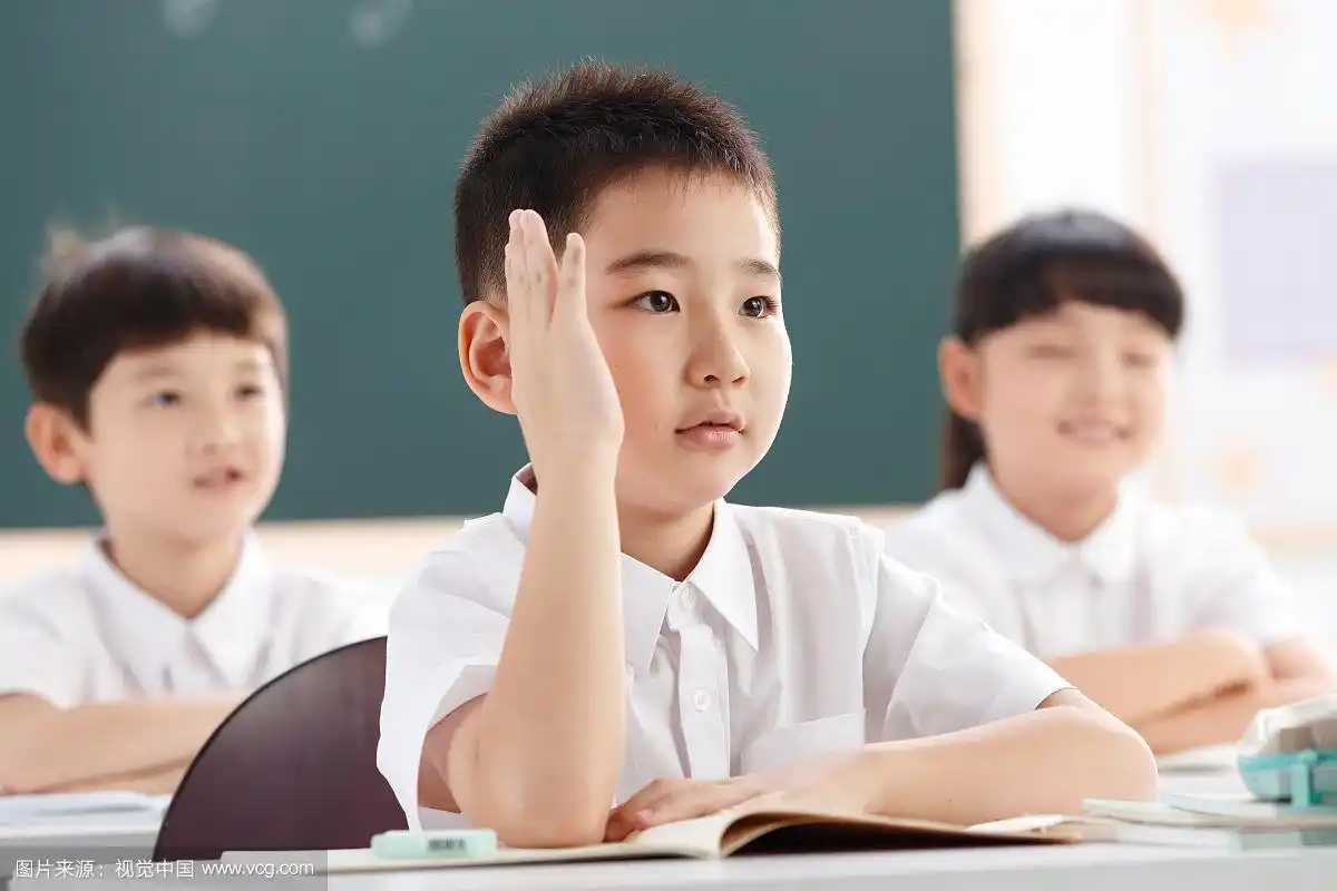 小学生在教室里上课