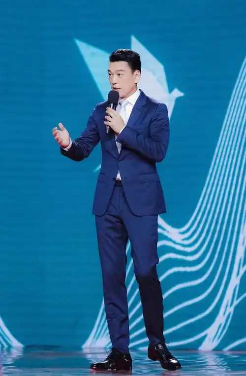 王耀庆也说过:"要把西装穿好,首先把体格练好",的确完美的身材配上