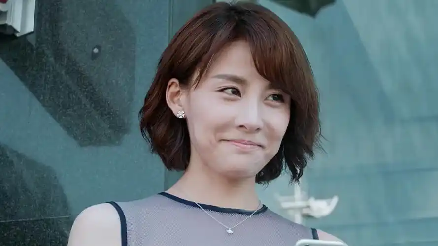 《爱人的谎言》第四十四集01:童四季又来整蛊易奕了,关宇笑的贼开心!