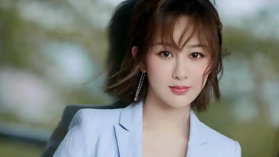 杨紫头像图片,分享一组女星模特图片给大家,图中的桌面壁纸壁纸