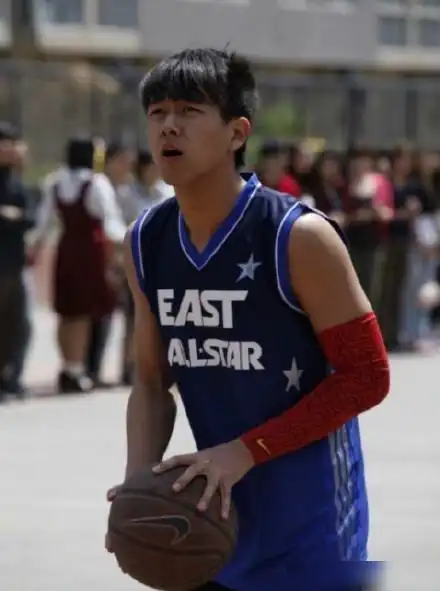 杨紫李现大学旧照曝光张一山表情太抢镜颜值差太多认不出