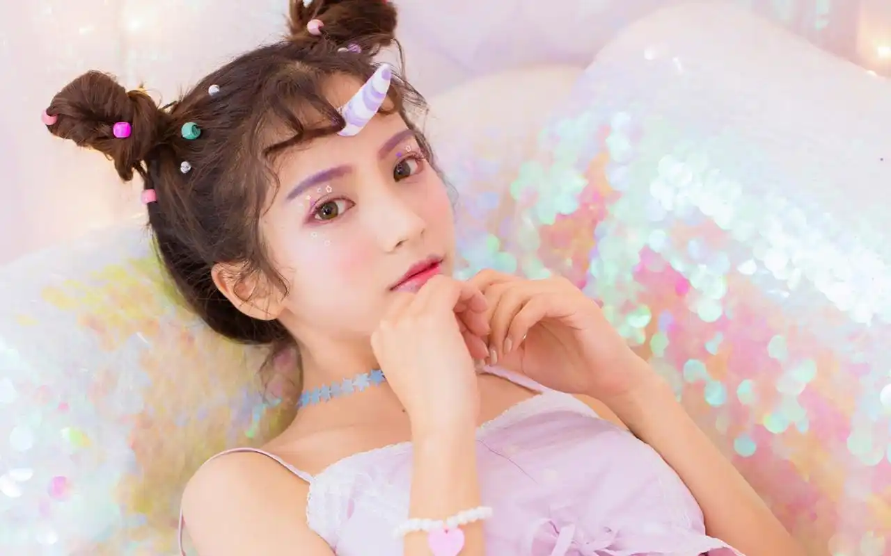 粉嫩少女蕾丝裙梦幻诱人写真图片壁纸