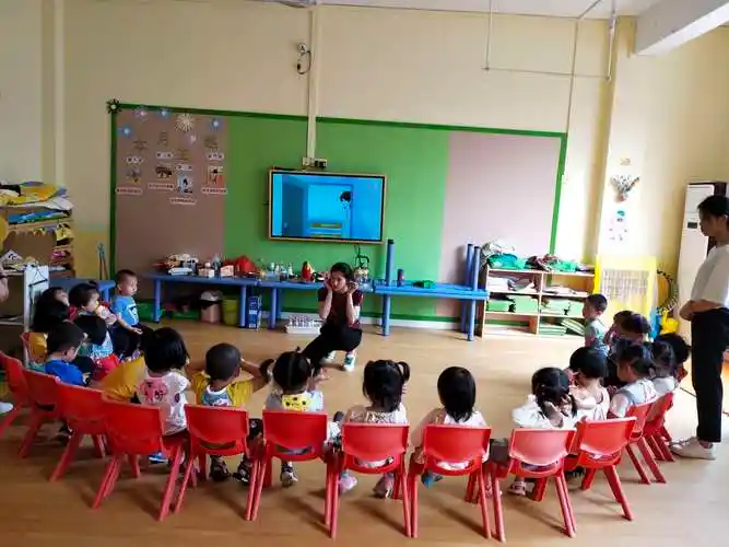 玉洞童星幼儿园小小班儒灵童特色课程《会听声音的耳朵》