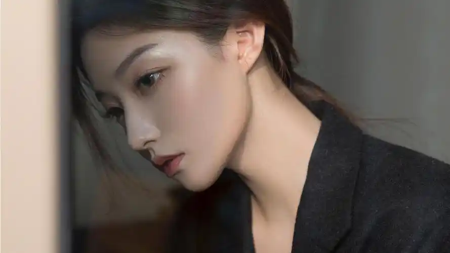 五官精致美女大衣时尚魅力写真