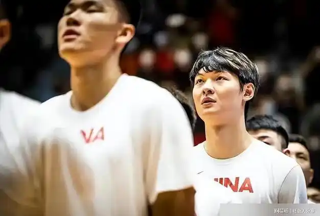 王哲林空有2米14身高挪不动投不中被网友骂成软蛋