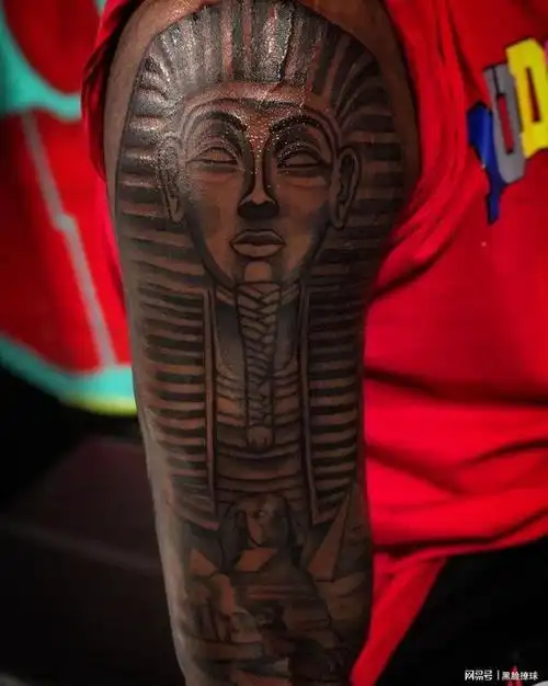 纳西尔·利特尔 (nassir little) 的法老王纹身