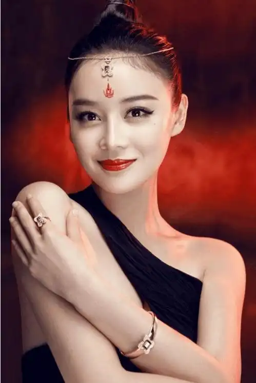 女人的脸一定要具备三个要素才能称得上性感厚嘴唇,大眼睛和嘴角上翘