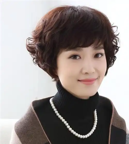 很多女性的头发早已有些花白或者掉发的问题,如果留黑长直的发型很