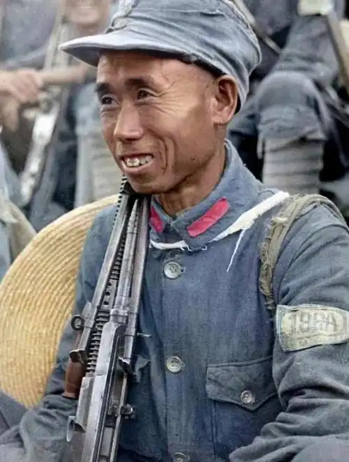 一位红军战士.如果能穿越回去,你最想对他说什么?