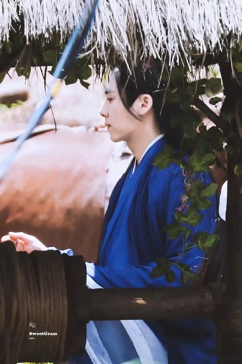 李易峰《镜双城》几张新路透,这个造型如何?