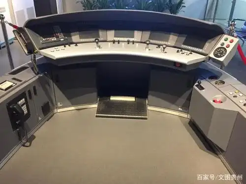 这是时速高达380 公里的高铁机车车头内部,大家可以看到,高铁机车是无