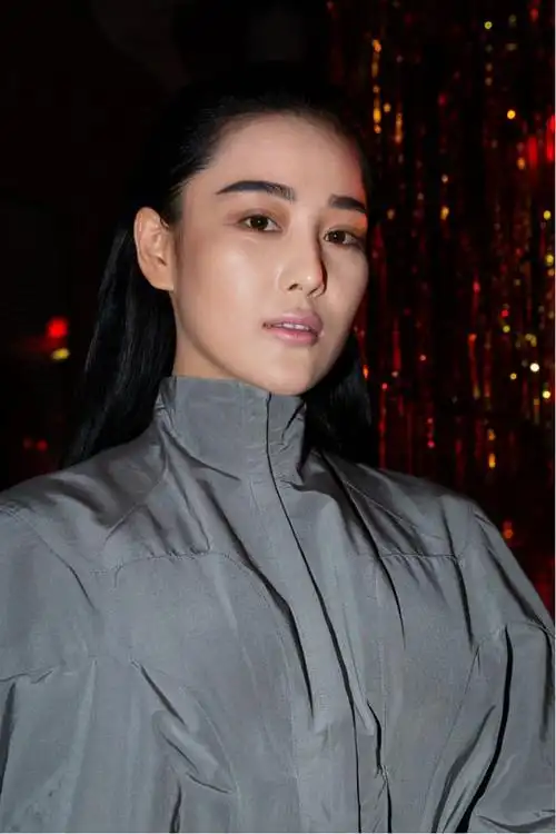 张馨予是得罪化妆师了吗一身灰裙子穿身上感觉真挺沉闷的