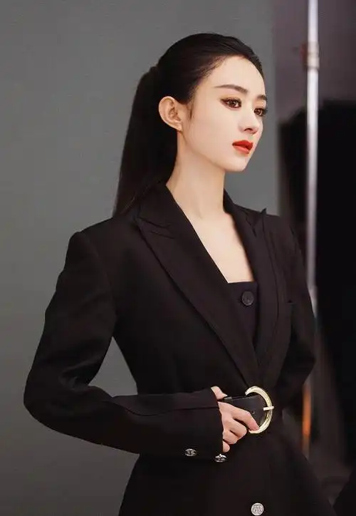 赵丽颖化浓妆拍大片,穿皮衣搭高马尾帅气飒爽,侧颜绝了