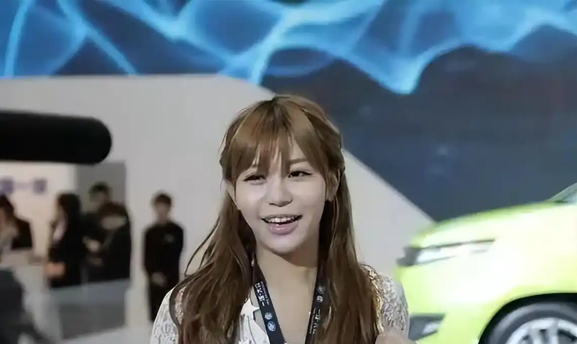 马诺:从"宝马女孩"到失落模特 13年前,马诺因一句话引发争议,被网友封