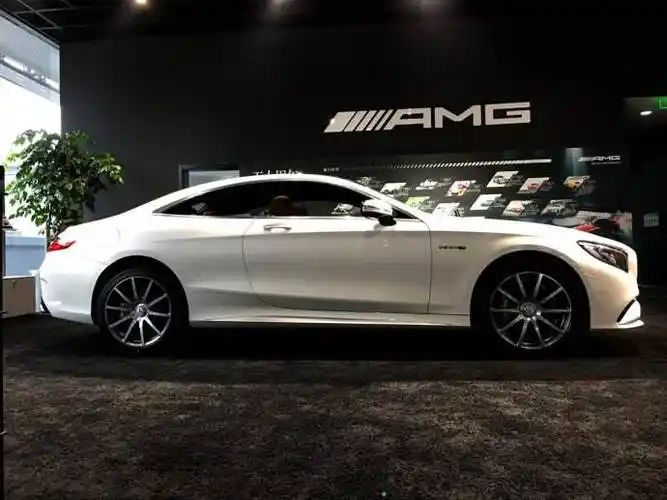 看看轿跑车版本2门 相隔两扇门 奔驰c轿跑车双门怎么样coupe双门都是