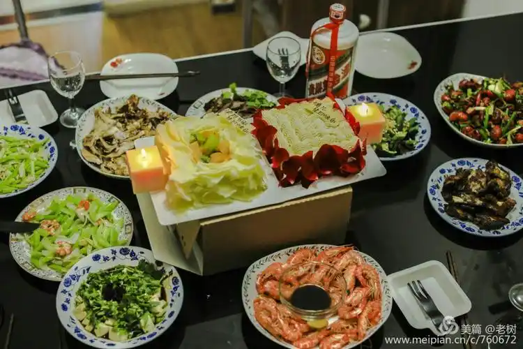 爸爸和我都有生日蛋糕,为我和爸爸过生日,奶奶亲手做了一桌子好吃的.