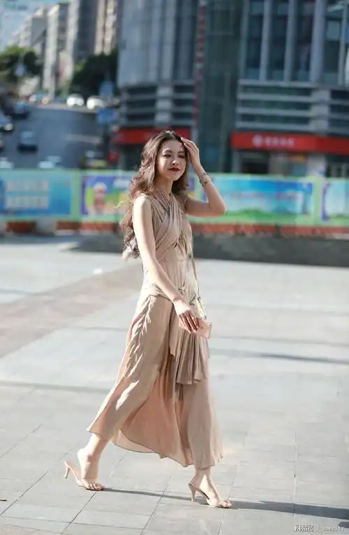 烟台下雨开始凉爽路上逛街的小姐姐气质爆棚