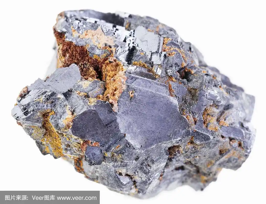 一片未经加工的结晶方铅矿石在白色上