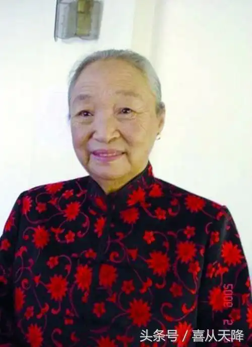 柏青老师是一名评剧演员,一生的宝贵时光,都贡献给了评剧事业.