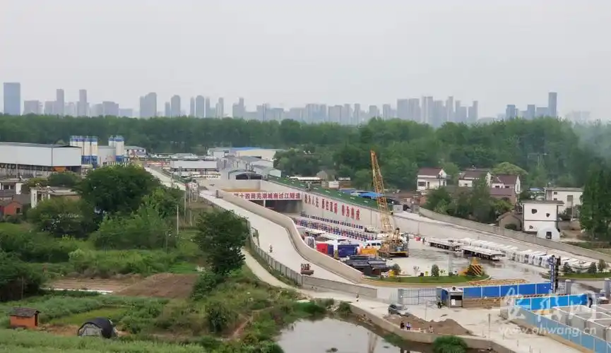 芜湖城南过江隧道皖江复兴号盾构机胜利始发