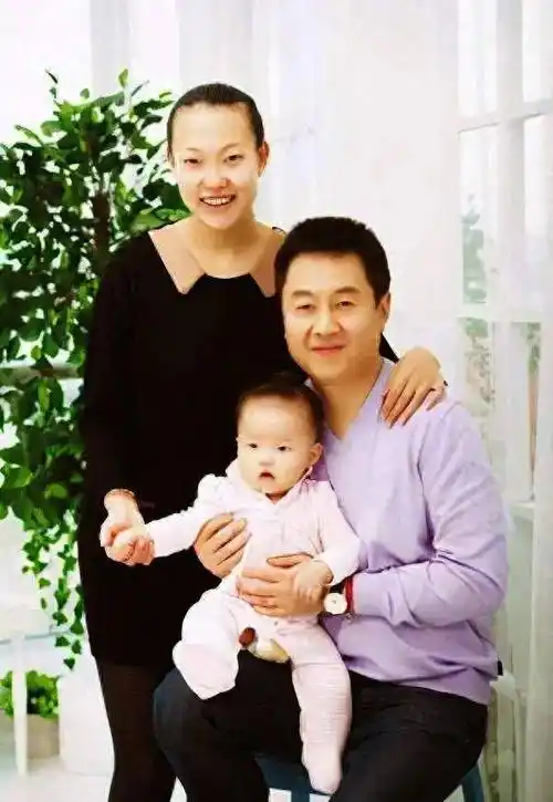 (李楠与丈夫施之皓和女儿合影)李楠是与王楠,李菊,杨影,张怡宁,郭焱同