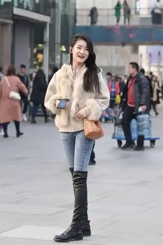 时尚漂亮的过膝靴搭配出早春的效果她们有自己的穿搭技巧
