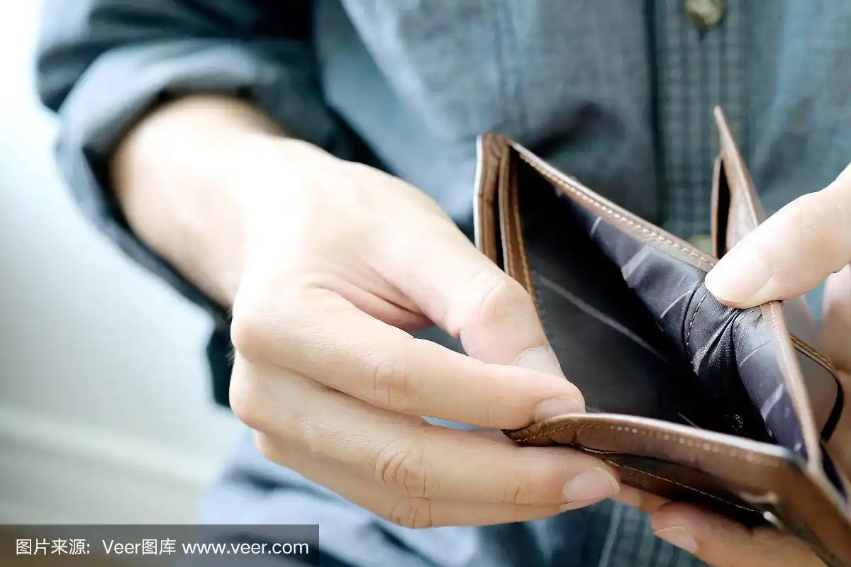 商人的手打开口袋,商业钱包里没有钱,财务概念和支出