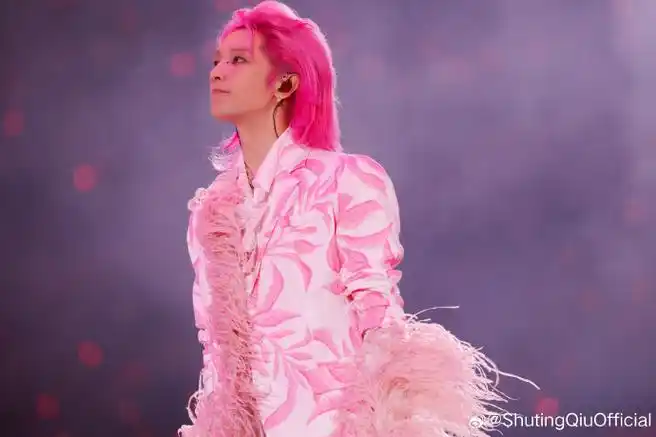 华晨宇yu火星演唱会上身shuting qiu ss24粉色鸵鸟毛西装,以星辰般