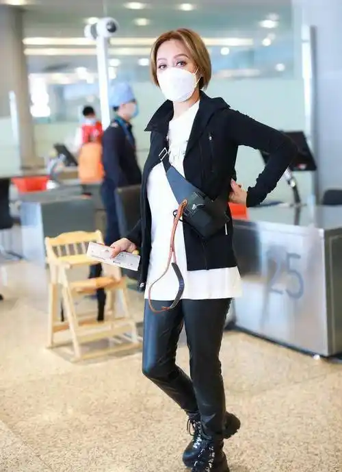 原创宁静穿衣好大胆戴美瞳还穿皮裤身材不好不敢穿出门