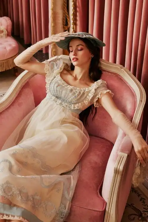 7415法翠公主7415    承袭了帝政时期的经典设计,展现高贵