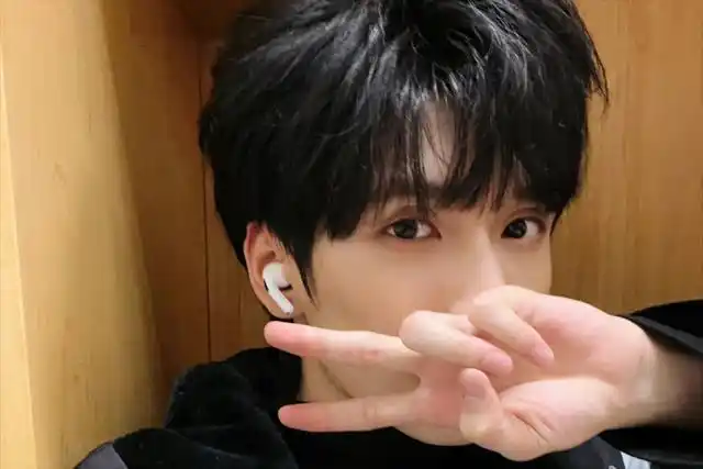 严浩翔晒自拍照,眉毛发生变化,拍照姿势因过于单一被指太敷衍?