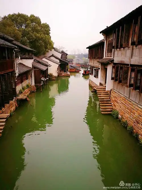 乌镇具典型江南水乡特征,完整地保存着原有晚清和民国时期水乡古镇的