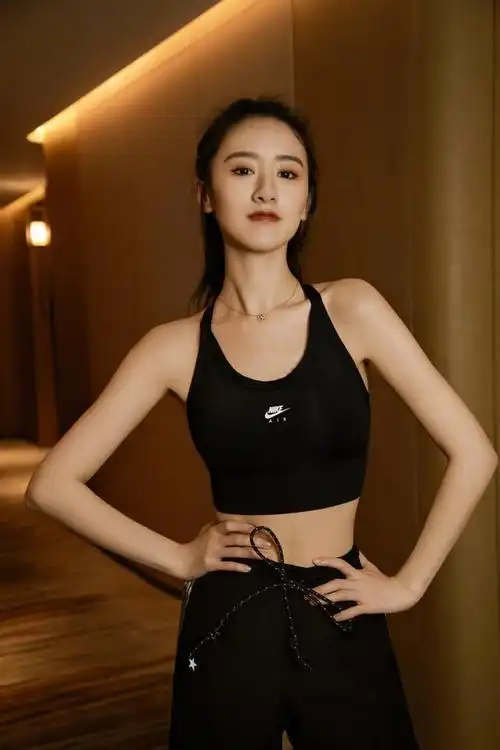 袁冰妍再次秀身材紧身运动装勾勒出曼妙曲线小蛮腰超抢镜